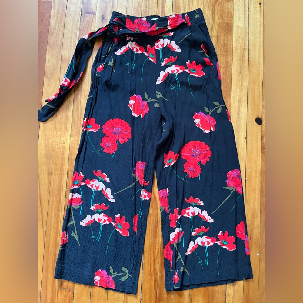 Aritzia wide leg cropped floral pants
